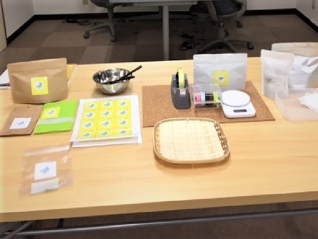 シール貼り、袋詰め