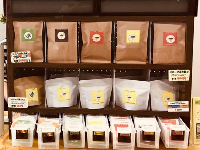 完成したハーブ茶はこのケースに入れて持参します。